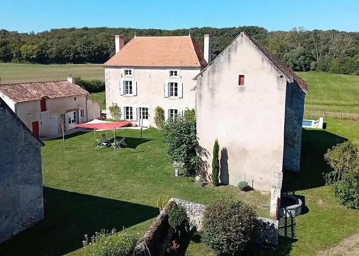 Le A La Fois De Saint-maixent Le Petit Hébergement de vacances *